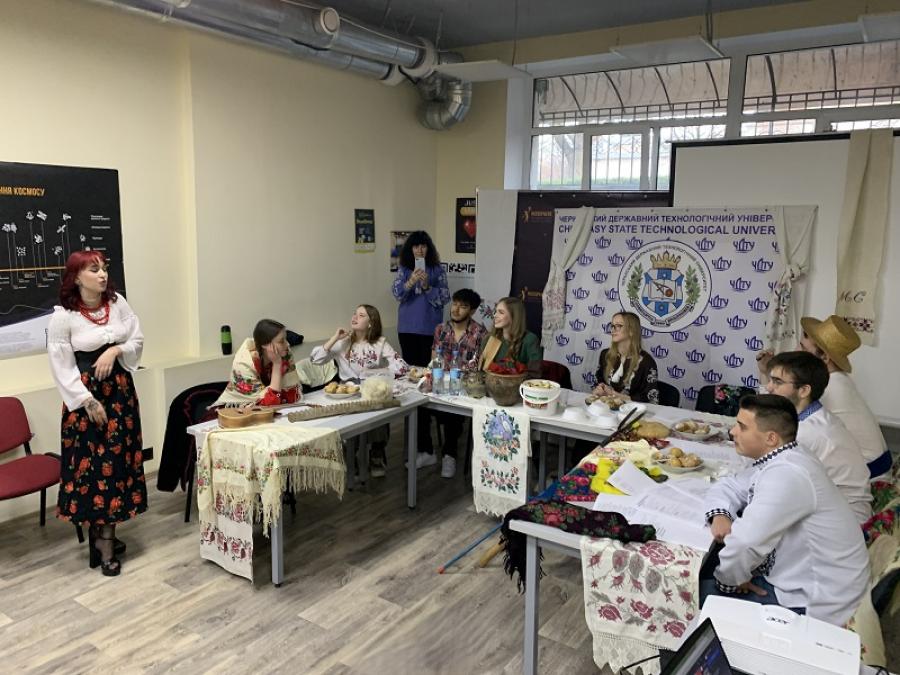У ЧДТУ влаштували українські вечорниці для волонтерської організації ВБО &laquo;Турбота про літніх в Україні&raquo;
