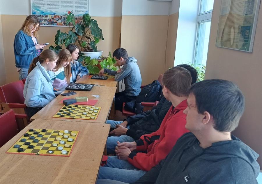 У ЧДТУ пройшли змагання з шашок серед команд факультетів