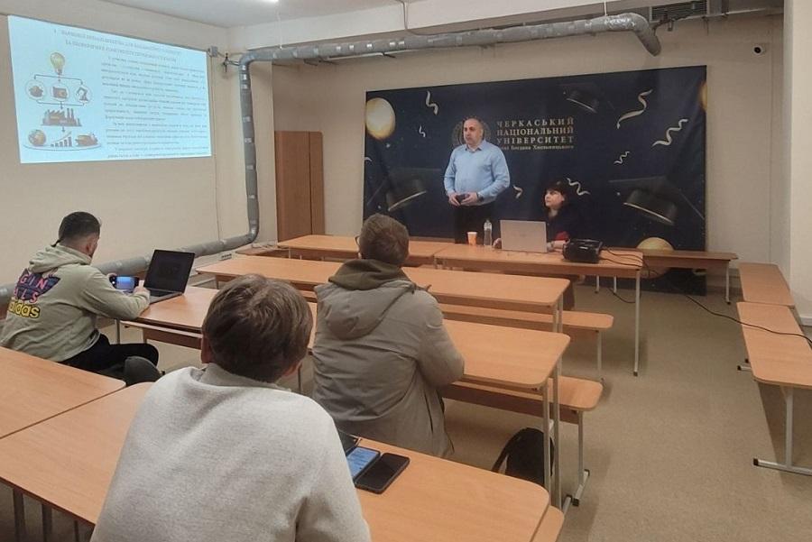 Професор кафедри харчових технологій ЧДТУ провів науковий семінар для здобувачів освіти кафедри економіки та міжнародних економічних відносин ЧНУ імені Богдана Хмельницького