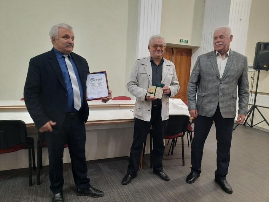 Ректор ЧДТУ Олег Григор та голова профкому університету Василь Загородній отримали відзнаки від професійних спілок Черкащини