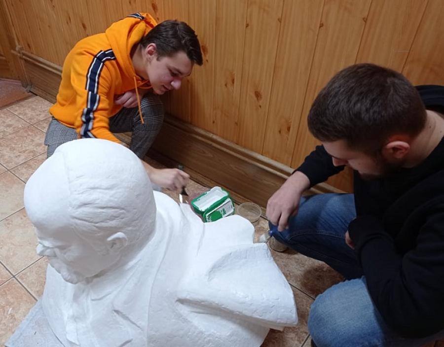 Студенти-дизайнери ЧДТУ реставрували погруддя Тараса Шевченка в університеті