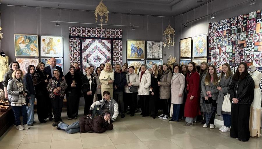&laquo;Орнаментальна секвенція&raquo;: кафедра графічного дизайну, моди та стилю ЧДТУ презентувала виставковий проєкт