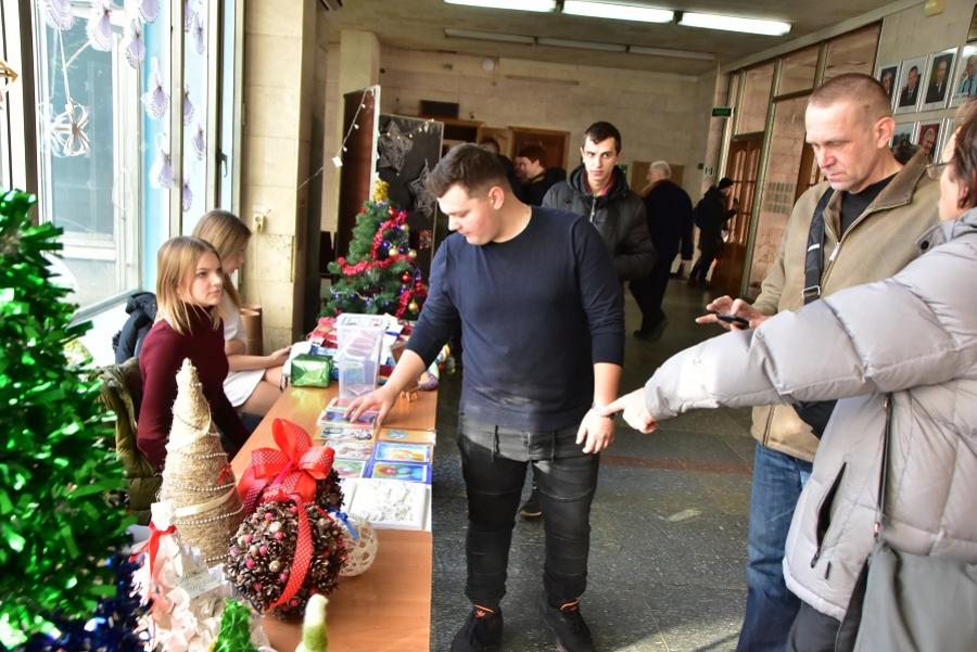 Дизайнери ЧДТУ зібрали кошти для безпритульних тварин