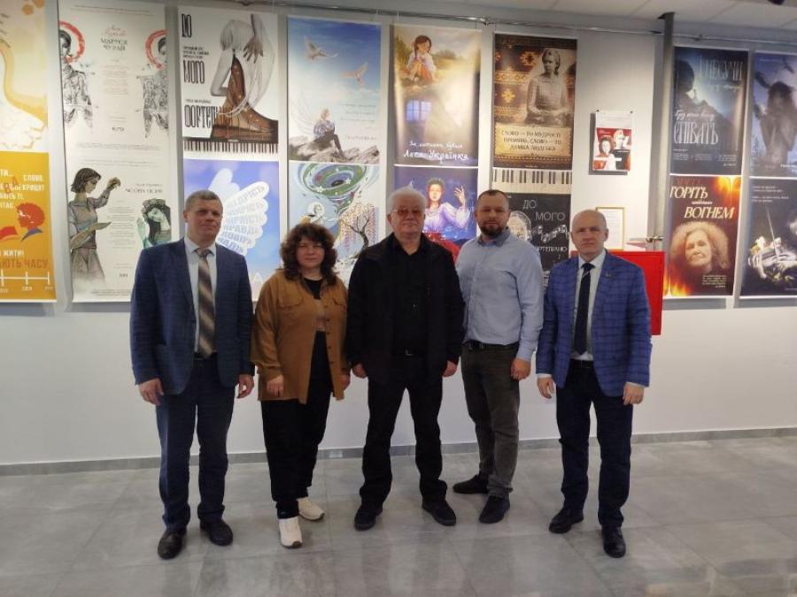&laquo;Слово, що не має часу&raquo;: ЧДТУ представив виставку плакатів за творами Лесі Українки та Ліни Костенко у Черкаському ЦНАПі