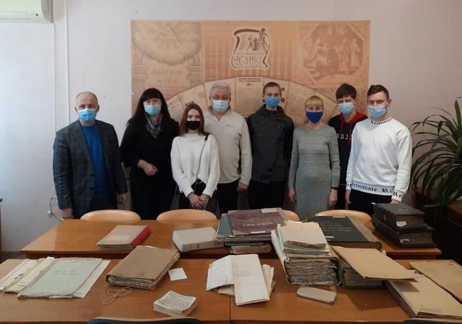 Керівництво ЧДТУ відвідало державний архів області, де студенти-історики проходять практику
