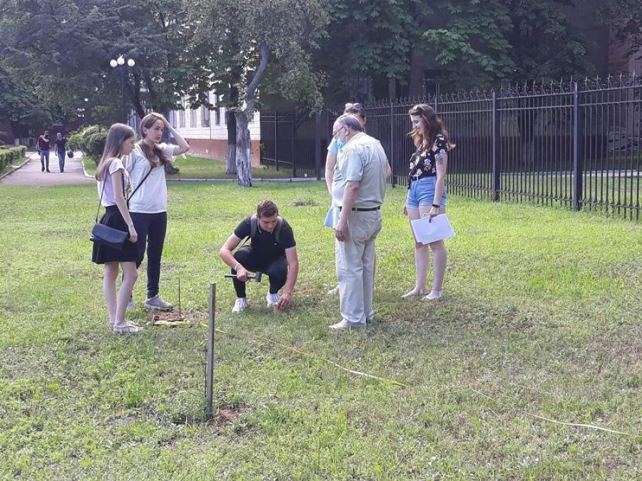 Студенти спеціальності «Геодезія та землеустрій» ЧДТУ проходять польову практику з топографії