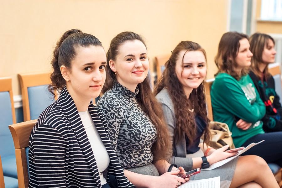 Студентки ЧДТУ публічно захистили студентські есе у межах проекту «Що я можу зробити для України»