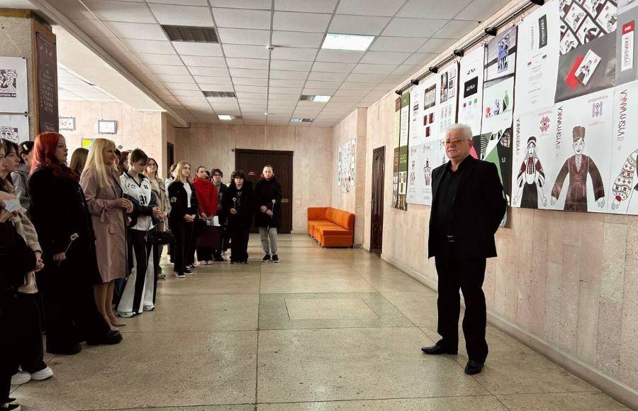 АртФест 2026: кафедра графічного дизайну, моди та стилю ЧДТУ презентувала виставку студентських робіт в обласній бібліотеці імені Тараса Шевченка