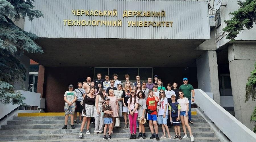 Учасники Літньої наукової школи «Сузір’я» Черкаської гімназії № 9 імені О.М. Луценка ознайомилися з науковою діяльністю ЧДТУ