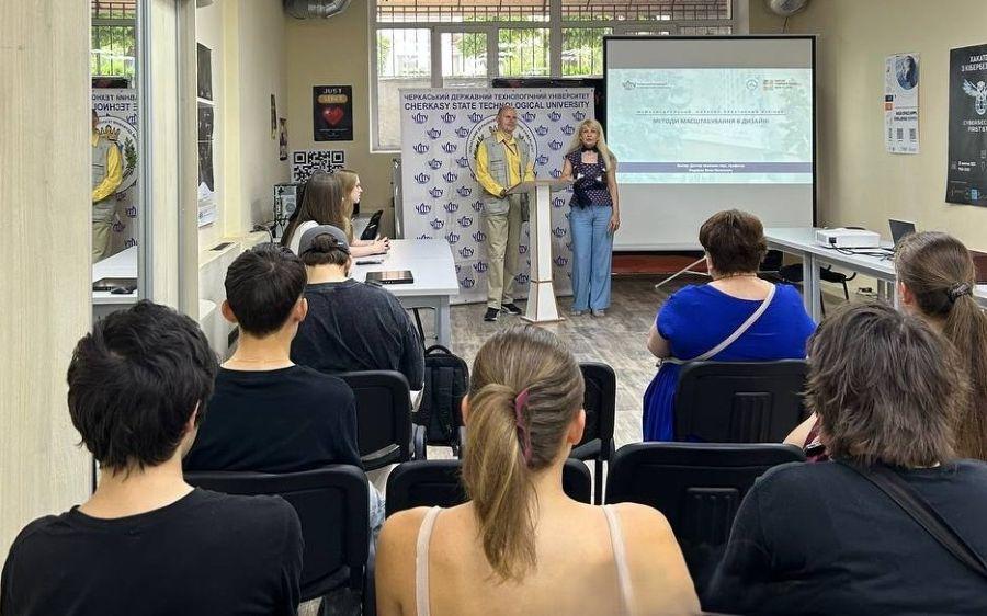 &laquo;Методи масштабування в дизайні&raquo;: у ЧДТУ пройшов міжкафедральний науково-практичний вебінар