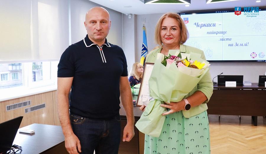 Науковицю ЧДТУ Оксану Яшан відзначено Подякою міського голови за підготовку підручника з історії рідного краю