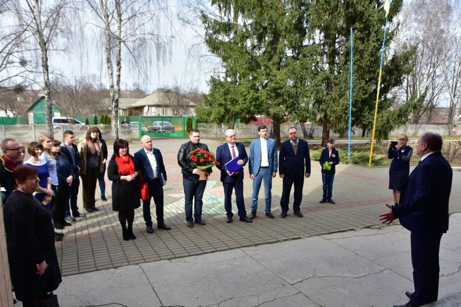 Колектив ЧДТУ вшанував пам'ять свого випускника &ndash; воїна АТО Олега Новохатька у його рідній школі у Тернівці