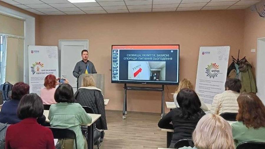 «Охорона праці та цивільний захист у воєнний період»: завідувач кафедри геодезії, землеустрою, будівельних конструкцій та безпеки життєдіяльності ЧДТУ провів тренінг для освітян