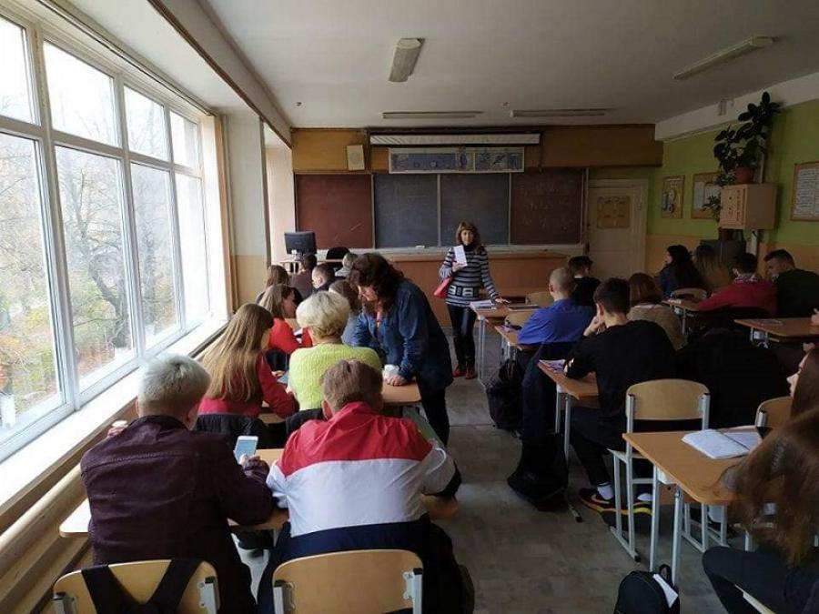 Дизайнери ЧДТУ влаштували для випускників колегіуму тематичну творчу зустріч