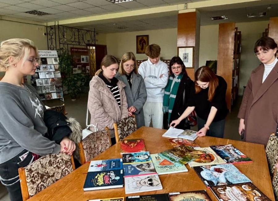 Другокурсники кафедри графічного дизайну, моди та стилю ЧДТУ перед проходженням практики ознайомилися з роботою обласної бібліотеки Шевченка