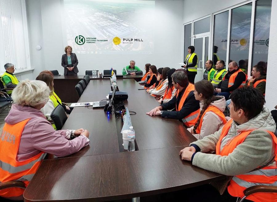 Меморандум про співпрацю в дії: студенти та викладачі ЧДТУ відвідали Київський картонно-паперовий комбінат