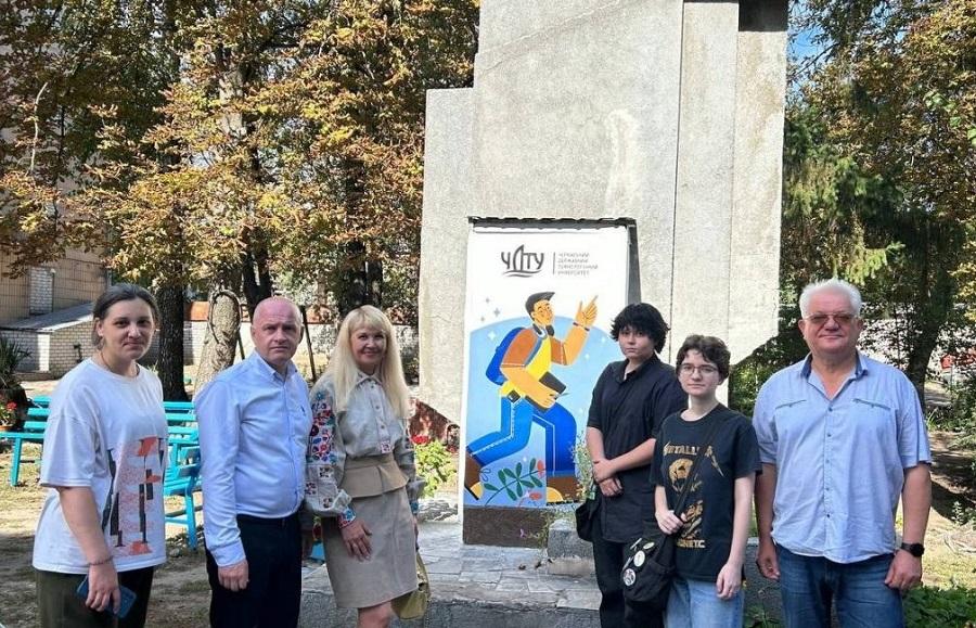 Студенти кафедри графічного дизайну, моди та стилю ЧДТУ створили новий артоб'єкт для університетського простору