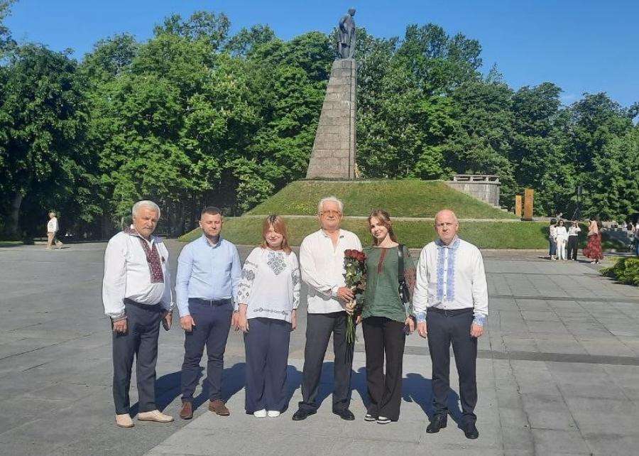Делегація ЧДТУ долучилася до заходів з нагоди 165-ої річниці перепоховання праху Тараса Шевченка у Каневі