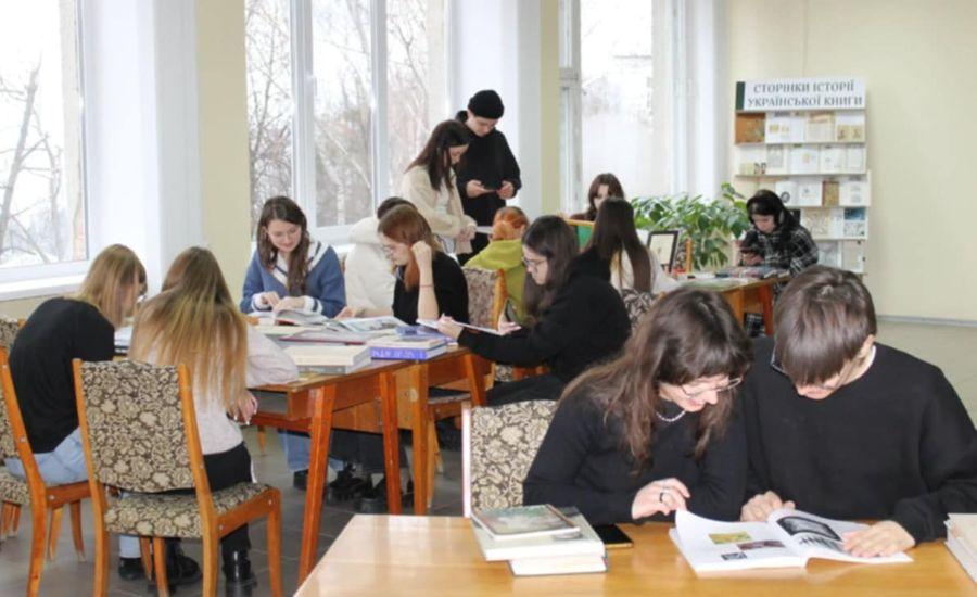 Другокурсники кафедри графічного дизайну, моди та стилю ЧДТУ вивчають пам’ятки дизайнерського мистецтва в Черкаській обласній універсальній науковій бібліотеці імені Тараса Шевченка