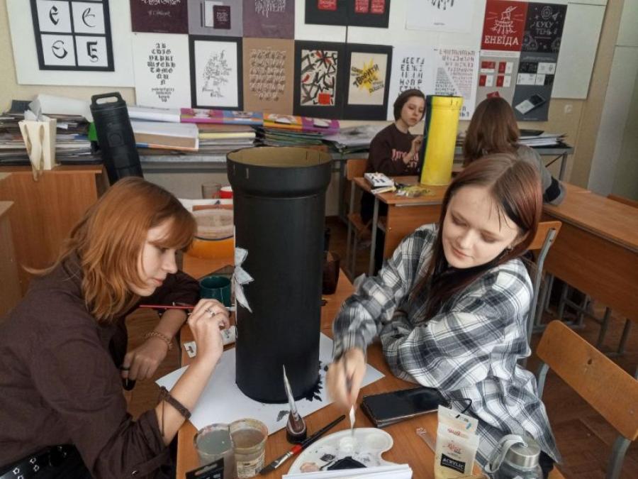 Поєднання мистецтва і благодійності: студентки кафедри графічного дизайну, моди та стилю ЧДТУ долучилися до розпису гільз для благочинних аукціонів