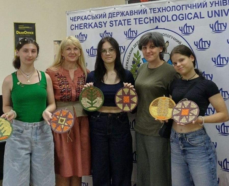 &laquo;Сіємо добро&raquo;: кафедра графічного дизайну, моди та стилю ЧДТУ влаштувала майстерклас зі створення композиції &laquo;Оберіг для Родини&raquo;