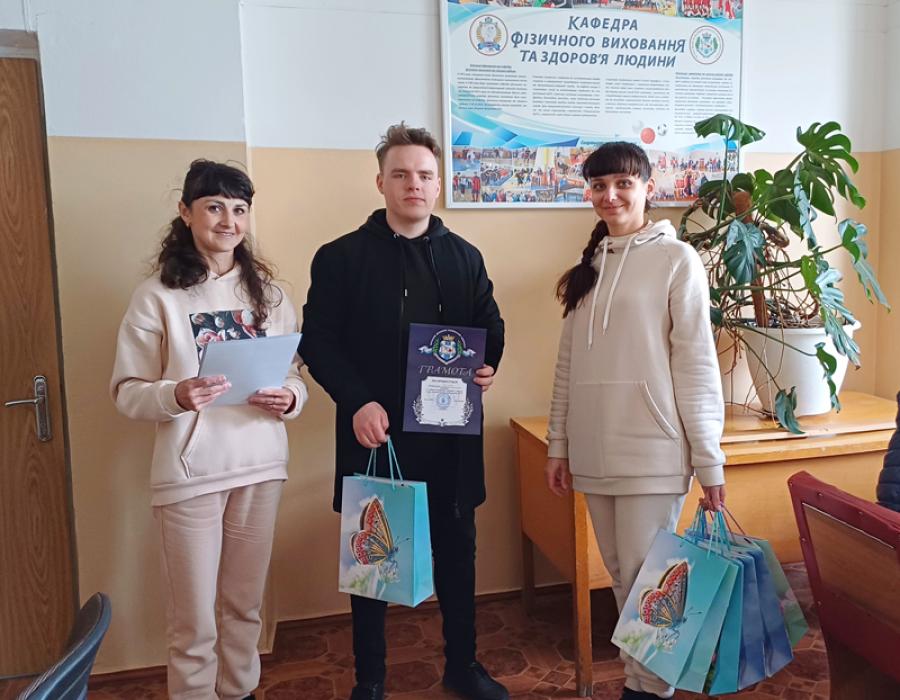 Профком привітав солодкими подарунками учасників змагань з шашок студентських команд факультетів ЧДТУ