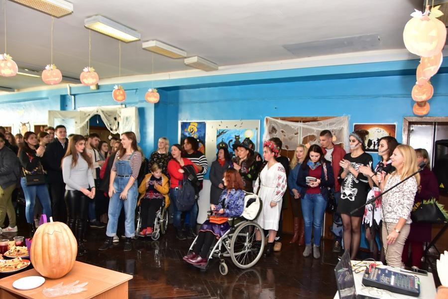 Факультет гуманітарних технологій ЧДТУ відзначив Свято Гарбуза за традиціями Велесової ночі