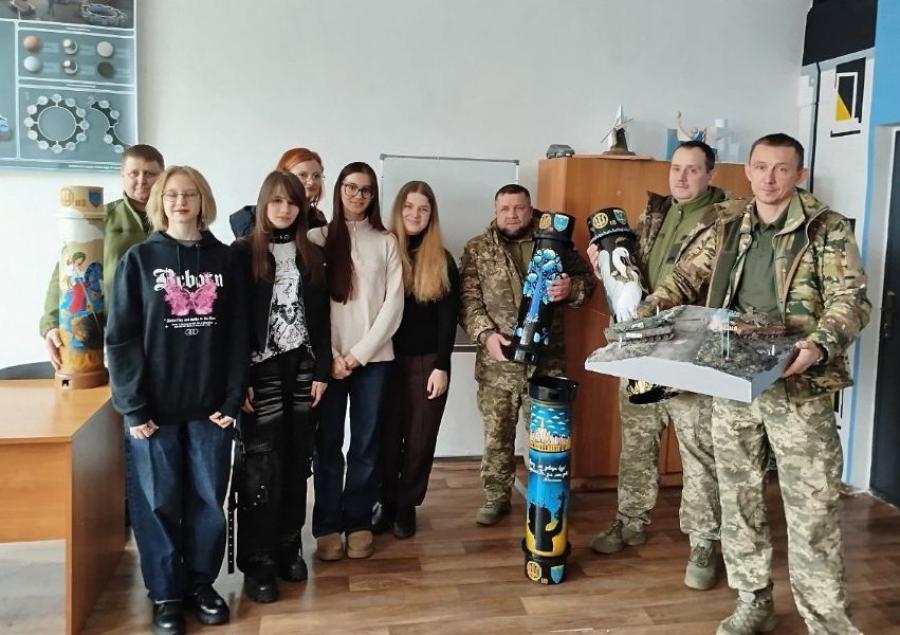 До Дня Збройних Сил України кафедра дизайну ЧДТУ передала військовим розмальовані тубуси та макет бойового епізоду з Авдіївки
