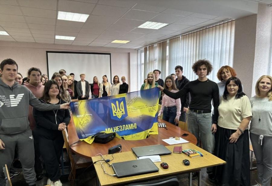 Випускники ЧДТУ передали рідній кафедрі іноземних мов та міжнародної комунікації стяг із підписами воїнів 118-ї бригади