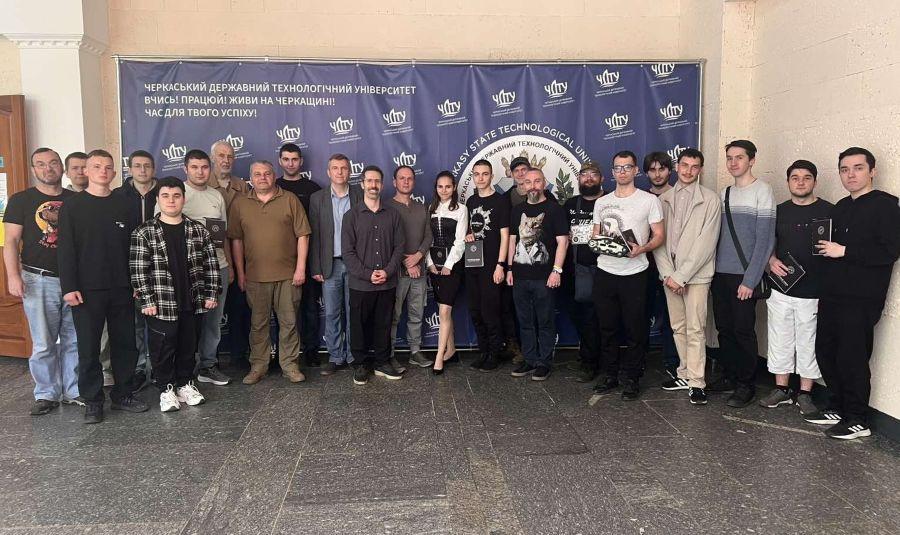 Майбутнє радіоелектроніки та телекомунікацій створюється просто зараз: у ЧДТУ відбувся масштабний хакатон