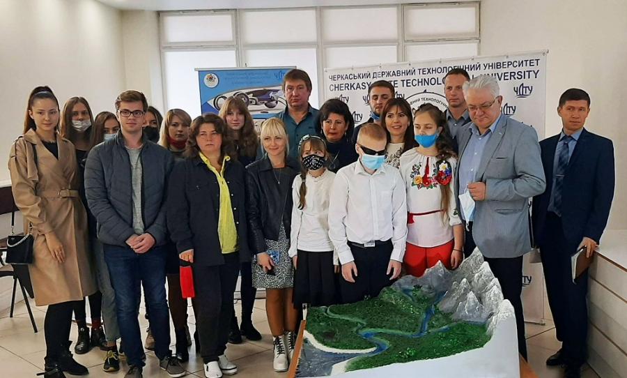 Співпраця в дії: ЧДТУ передав тактильний посібник для дітей із порушеннями зору в черкаську школу-інтернат (відео)