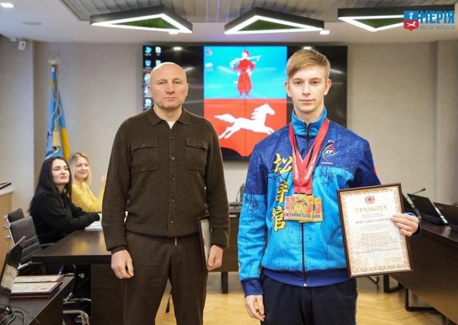 Міський голова Черкас відзначив за спортивні досягнення студента спеціальності &laquo;Цивільна безпека&raquo;  ЧДТУ Ярослава Сапегіна