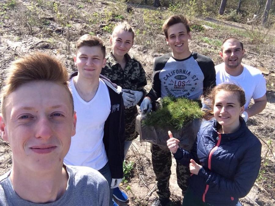 Студенти-екологи ЧДТУ висадили сіянці сосни в Дахнівському лісництві
