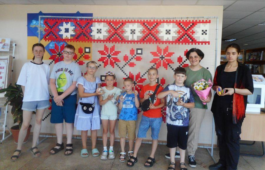 Викладачка кафедри графічного дизайну, моди та стилю ЧДТУ Олена Галицька провела майстер-клас для дітей військовослужбовців