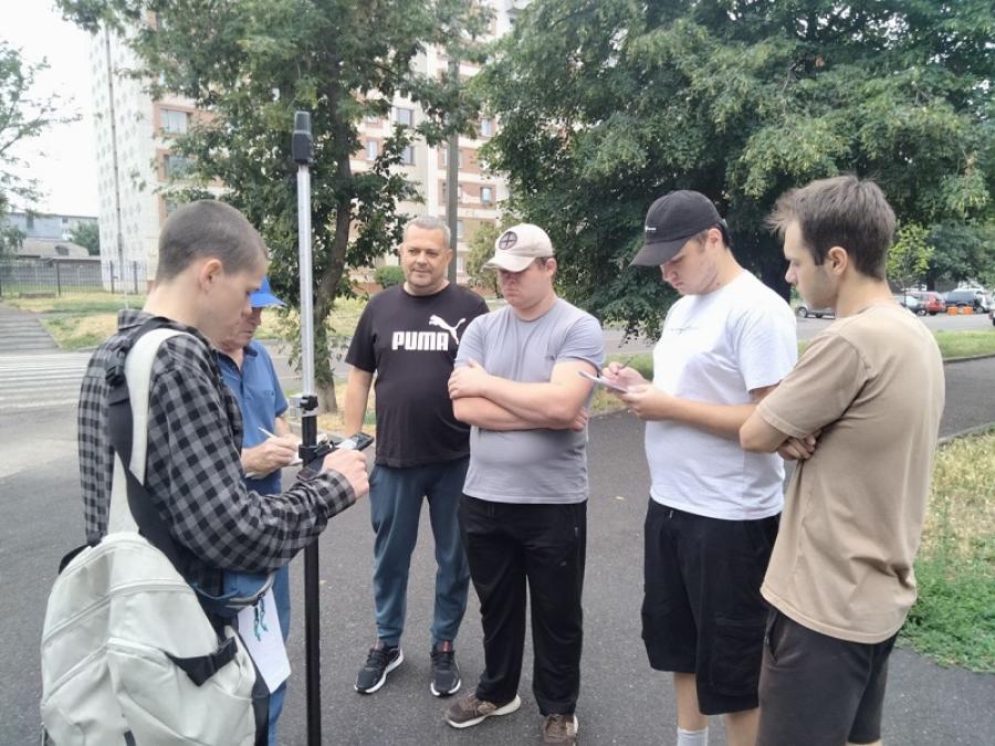 Майбутні геодезисти ЧДТУ переймали у стейкхолдера досвід знімання координат об&rsquo;єктів за допомогою GNSS-приймача