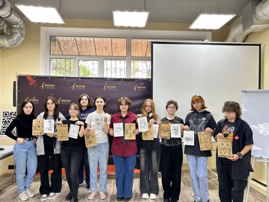 Art Fest 2025 «Малюй майбутнє»: кафедра графічного дизайну, моди та стилю ЧДТУ провела майстерклас «Спадщина Трипілля в монотипії»