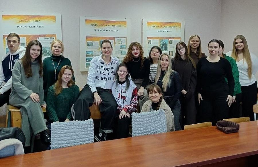 На кафедрі іноземних мов та міжнародної комунікації ЧДТУ бельгійська поетеса Джессі Джеймс ЛаФлер провела воркшоп із написання поезії