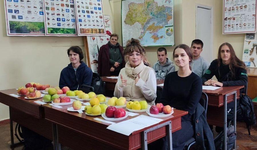 &laquo;Дегустаційна оцінка сортів яблуні української та зарубіжної селекції&raquo;: майбутні садівники ЧДТУ вдосконалювали фахові навички на практичному занятті