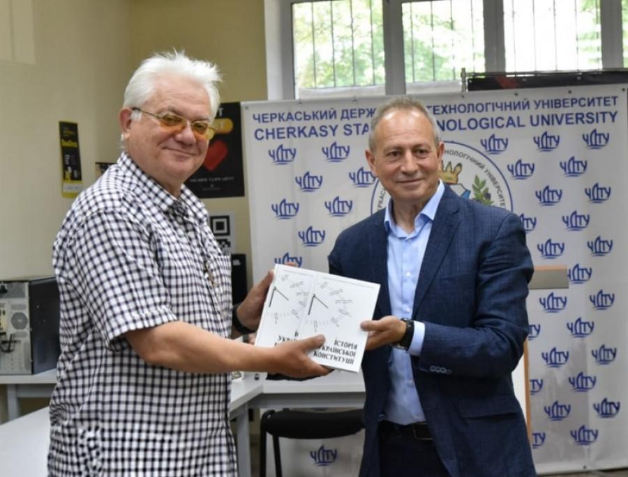 У ЧДТУ до 30-річчя прийняття Конституції України Микола Томенко презентував авторське видання &laquo;Історія української Конституції&raquo;