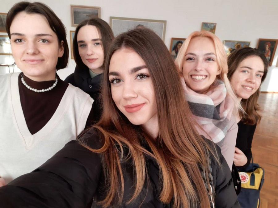 Другокурсники-дизайнери ЧДТУ вивчають пам'ятки дизайнерського мистецтва у Художньому музеї