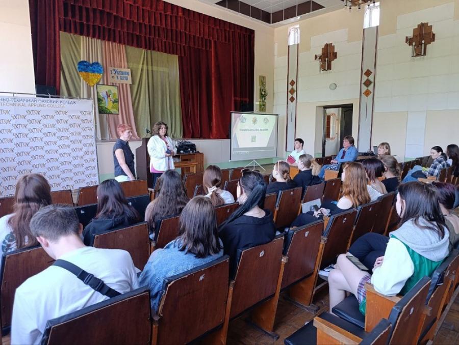 Викладачі кафедри дизайну ЧДТУ розповіли студентам Черкаського художньо-технічного фахового коледжу про перспективи вищої освіти дизайнерського напряму