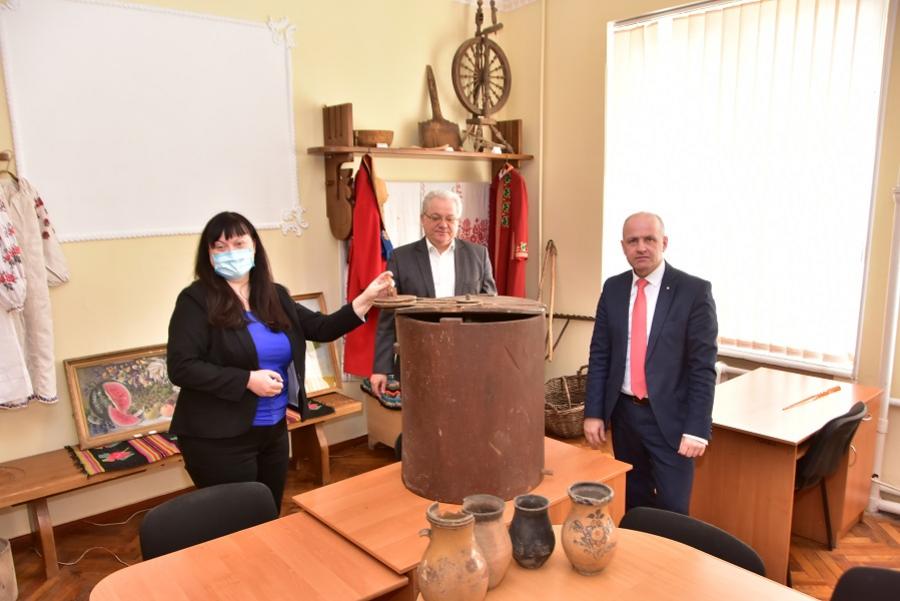 У ЧДТУ напередодні Міжнародного дня пам&#039;яток Навчальна аудиторія музеєзнавства та експертизи культурно-історичних цінностей поповнилась речами народного побуту з особистих колекцій керівництва університету