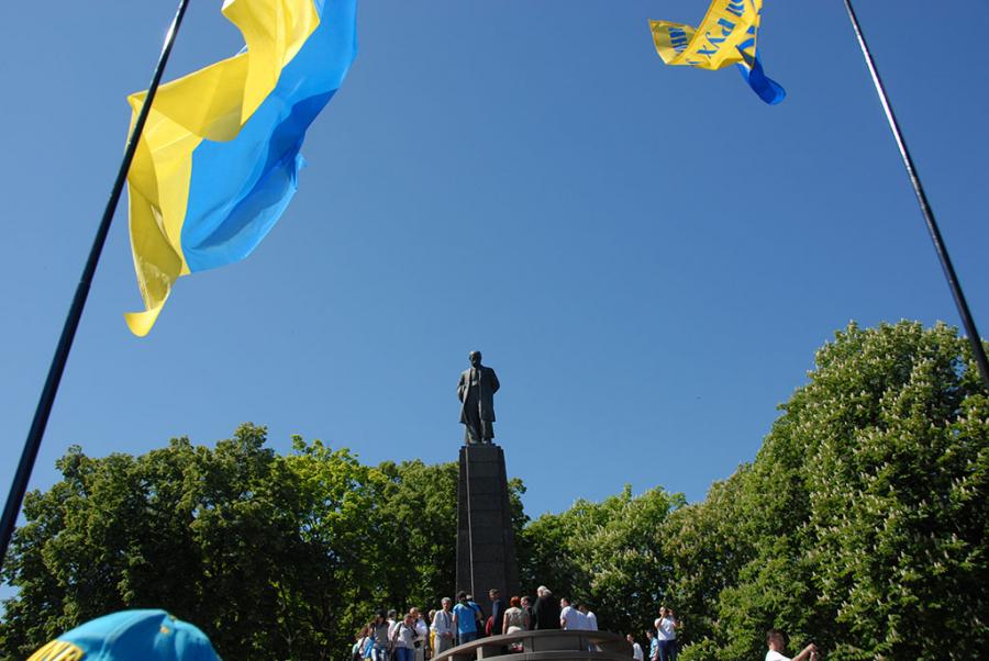 Студенти та працівники ЧДТУ вшанували пам’ять Кобзаря у Каневі