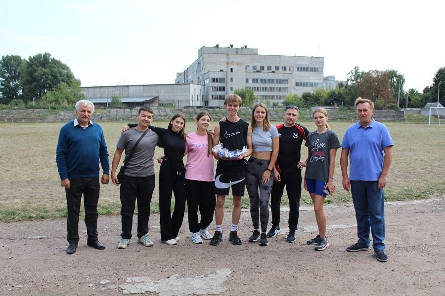 Переможці спортивної естафети отримали від Профспілкового комітету ЧДТУ солодкі подарунки та частування