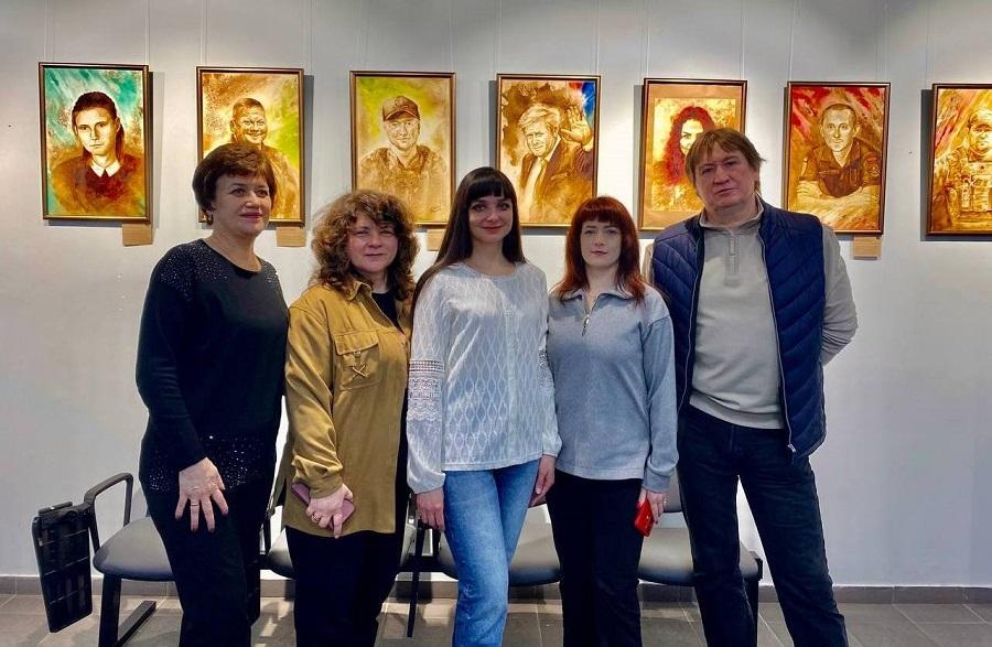 &laquo;Обличчя незламності&raquo;: викладачка кафедри дизайну ЧДТУ Марина Ткаченко презентувала першу персональну виставку