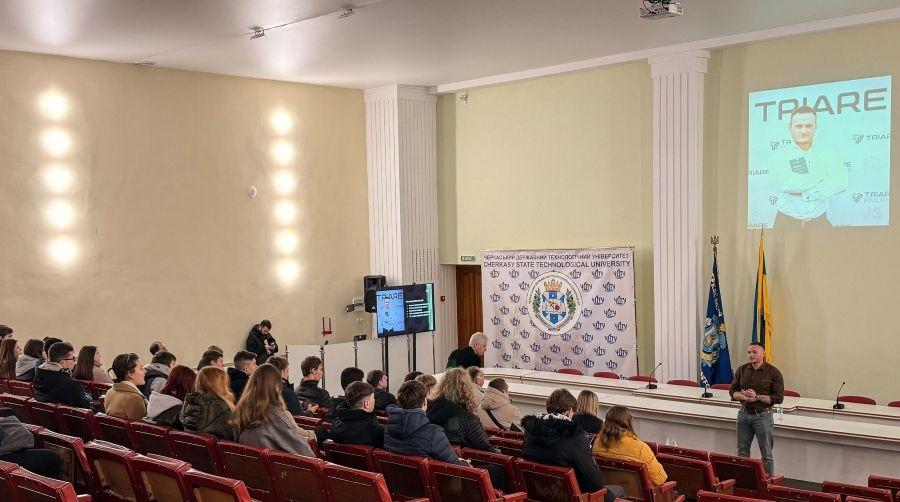 Очільник відділу управління проєктами компанії TRIARE поділився з айтівцями ЧДТУ секретами ефективного проєктного менеджменту