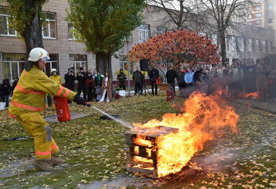 У ЧДТУ відбулося практичне тренування з первинними засобами пожежогасіння