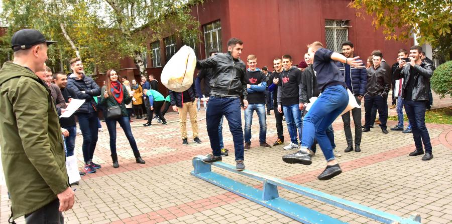 Перетягування канату та битва подушками: в ЧДТУ відбулося спортивне козацьке свято