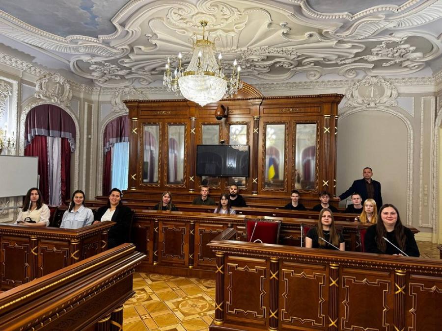 Студенти спеціальності «Право» ЧДТУ відвідали Верховний Суд