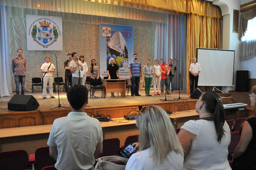 Студенти та викладачі ЧДТУ отримали заряд позитиву від акторів обласного театру